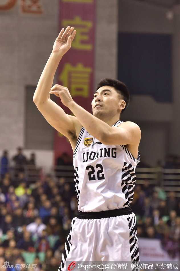 辽篮复仇夜,韩德君擎天一击震天山 兰多夫持球强行突破新疆队的防线,他用身体扛开古德洛克,强行上篮,展现出强悍的冲击力