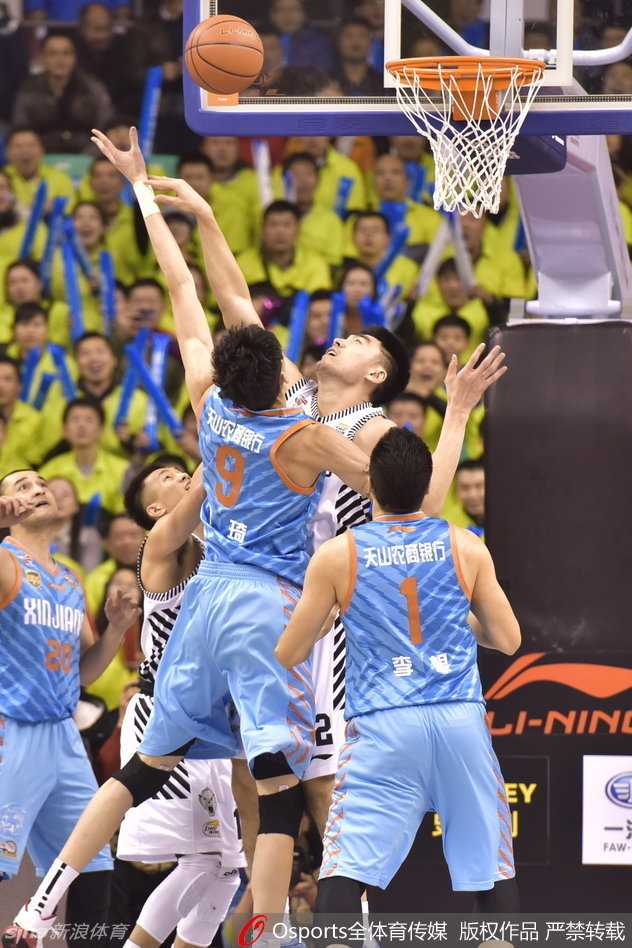 辽篮复仇夜,韩德君擎天一击震天山 哈德森在突破中突然将球从背后隐蔽地传给跟进的队友,这一精妙的传球撕裂了新疆队的防守,成为辽宁队进攻流畅的缩影