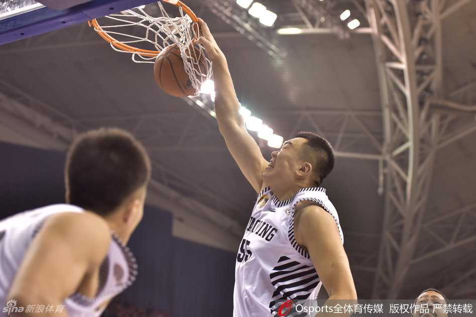 辽篮复仇夜,韩德君擎天一击震天山 韩德君在新疆队内线群中高高跃起,单臂如战斧般将球狠狠砸入篮筐,周琦与布莱切只能无奈仰望,整个篮架都在颤抖