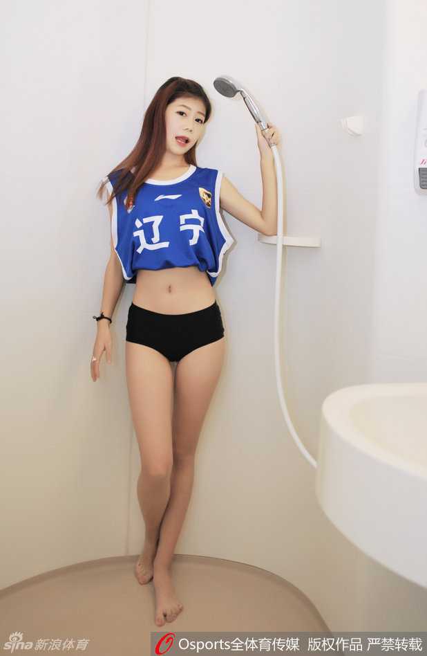 辽篮宝贝灵动出水,沐浴光影间为家乡球队注入柔情力量 特写镜头捕捉到宝贝轻抚湿发的瞬间,水珠滑过肌肤,展现出健康阳光的活力与青春气息