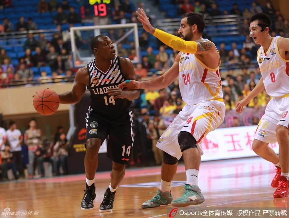 郭艾伦在贴身防守下强行突破，他的眼神坚毅，高速运球杀向同曦队禁区。