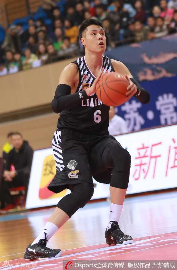 辽宁队外援哈德森运球推进，他冷静地观察着队友的跑位，随时准备送出致命一传。