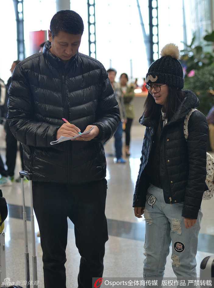 辽篮客场温情出征时:那些年我们一起追的辽宁队 功勋外援哈德森低调推着行李箱现身机场,他眼神坚定地望向远方,似乎已经在心中计划着如何用精准的三分球在客场为球队带回胜利。