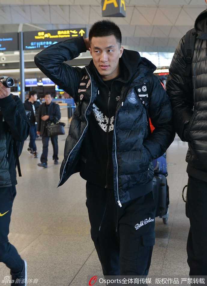 辽篮客场温情出征时:那些年我们一起追的辽宁队 身披国家队战袍的郭艾伦在机场露出了难得一见的呆萌神情,他紧皱着眉头,小手高高举起挠着后脑勺,仿佛在思考一个世纪难题,顽皮的样子令人忍俊不禁。