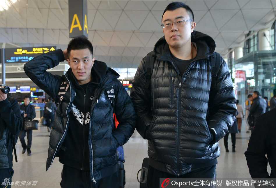 辽篮客场温情出征时:那些年我们一起追的辽宁队 辽宁男篮主教练郭士强指导在机场被热情的球迷团团围住,他面带微笑,正俯身为球迷手中的纪念品签下名字,尽显儒帅风范。