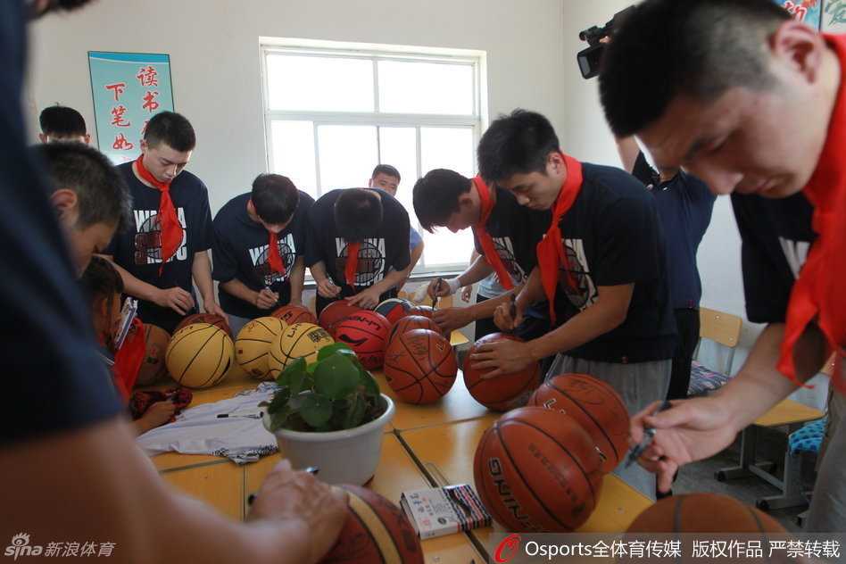 群山环抱中的李大堡小学迎来了一批特殊的客人，辽篮众将身着白衣，在简陋的操场上成为最亮丽的风景线。