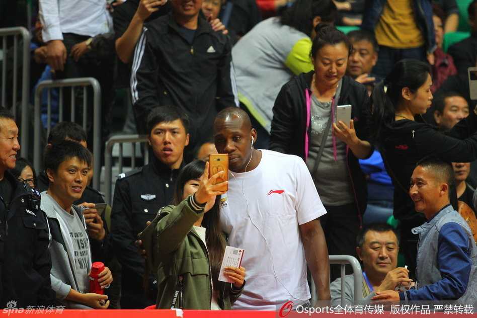 哈德森持球强行突破上篮，身体在空中舒展成一道弧线霸气十足挑战篮筐