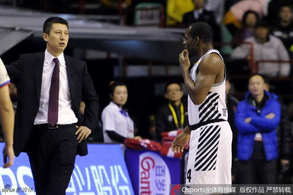 辽篮往事:叔侄同心筑传奇,那些年属于郭艾伦与哈德森的荣光 哈德森如蛟龙出海一般腾空上篮,身体在空中完全舒展,手指尖轻轻挑送皮球入筐。