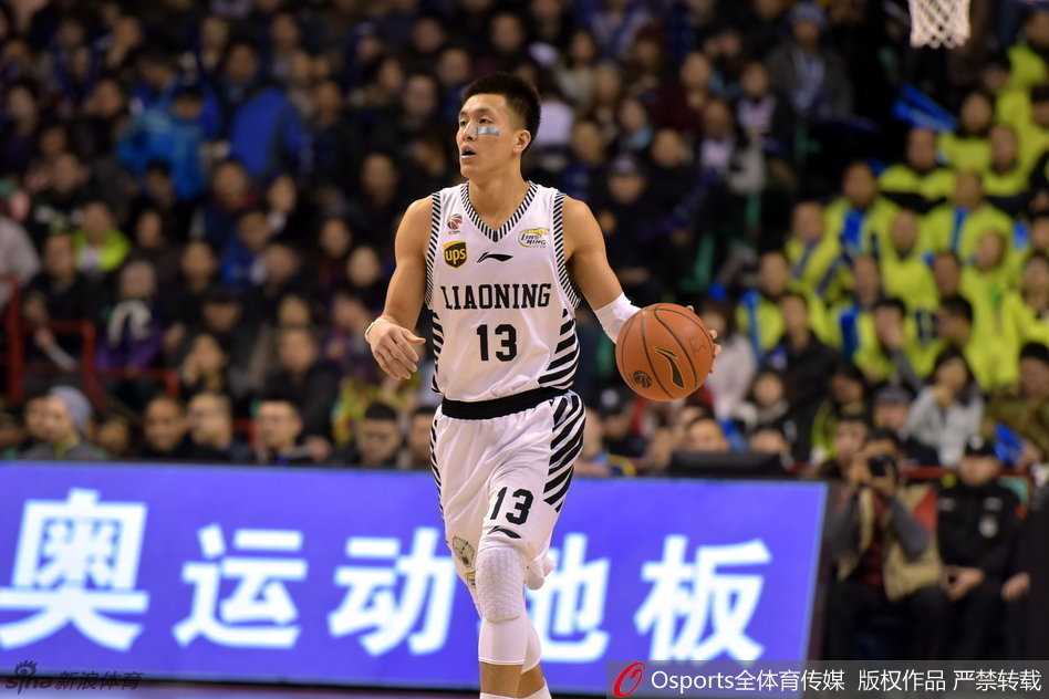 辽篮往事:叔侄同心筑传奇,那些年属于郭艾伦与哈德森的荣光 郭艾伦留着新潮的发型,鬓角剃出数字13的轮廓,他咧嘴笑得像个大男孩,充满阳光。