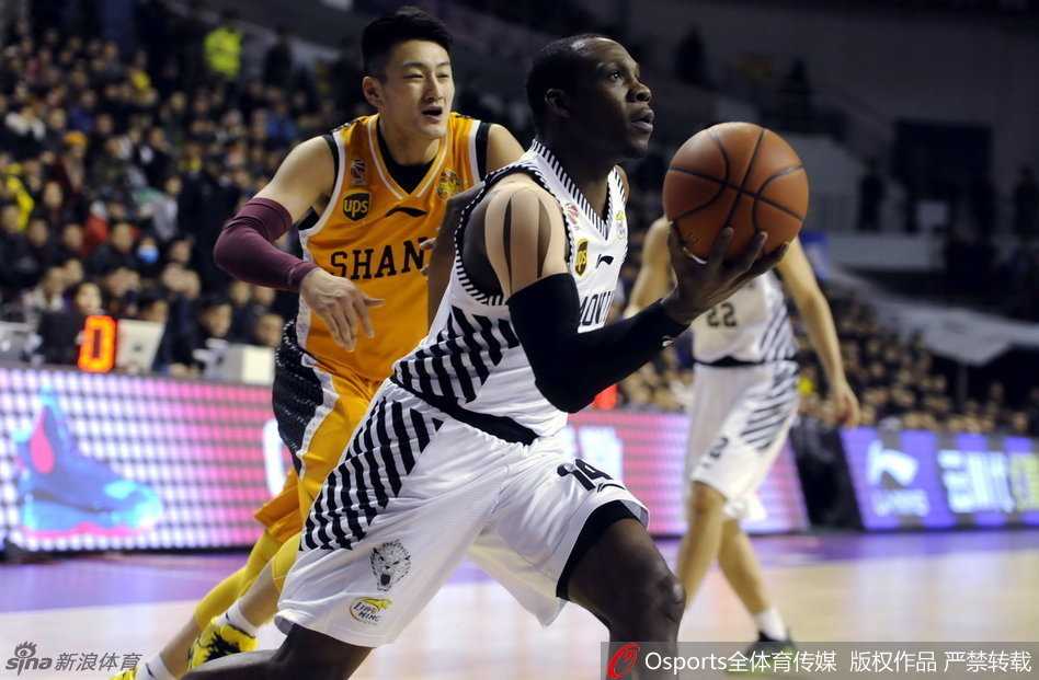 辽篮往事:叔侄同心筑传奇,那些年属于郭艾伦与哈德森的荣光 郭艾伦在对手头顶上演酷炫运球,皮球如同粘在手上一般,晃得防守球员重心全失。