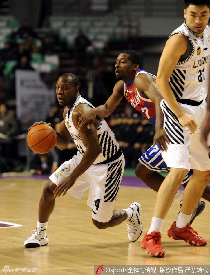 韩德君用庞大的身躯卡住防守球员，高高跃起，试图将球狠狠地砸进篮筐。