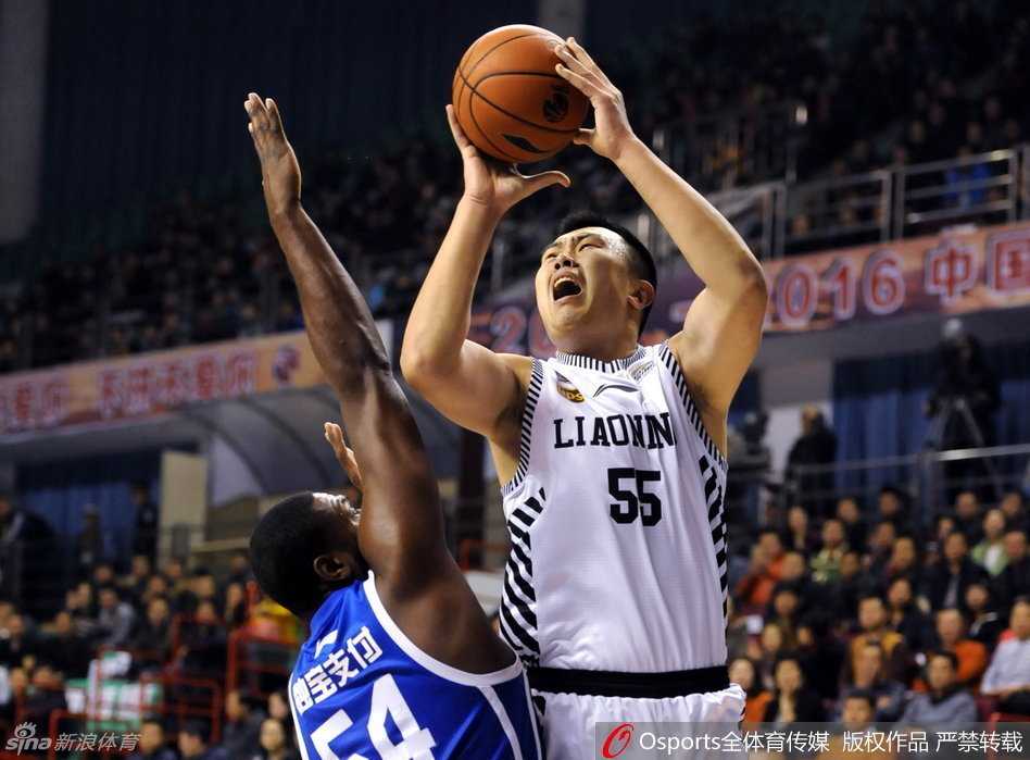 兰多夫在对手头顶完成双手暴扣，气势如虹，篮筐仿佛都在颤抖，鼻子里还塞着止血的纸巾。