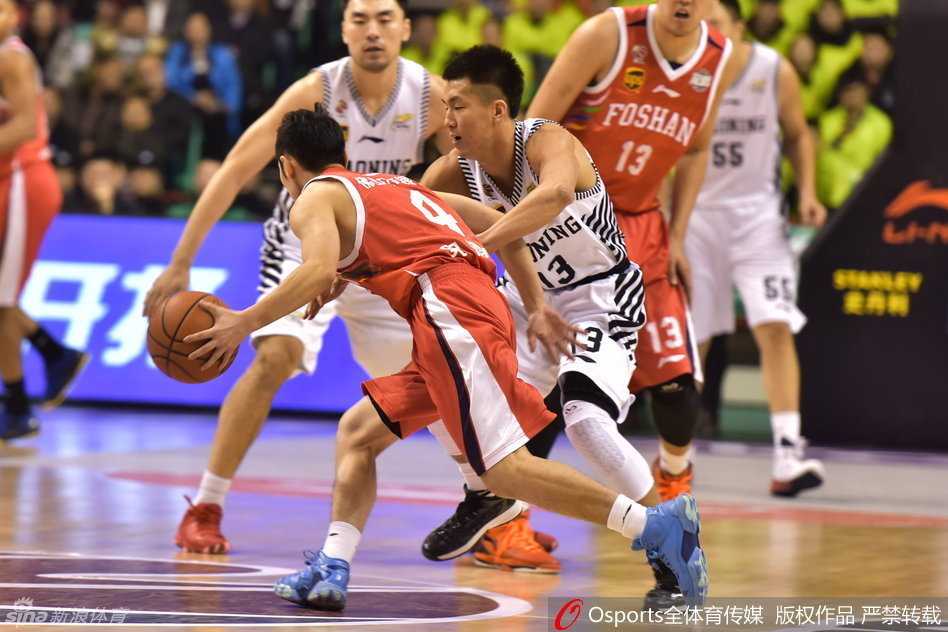 辽篮往事:那一年,他们拼尽全力的热血赛场 韩德君用宽厚的背脊死死卡住位置,汗水顺着肌肉线条流淌,那是一座移动的堡垒,为辽宁队的内线筑起铜墙铁壁。