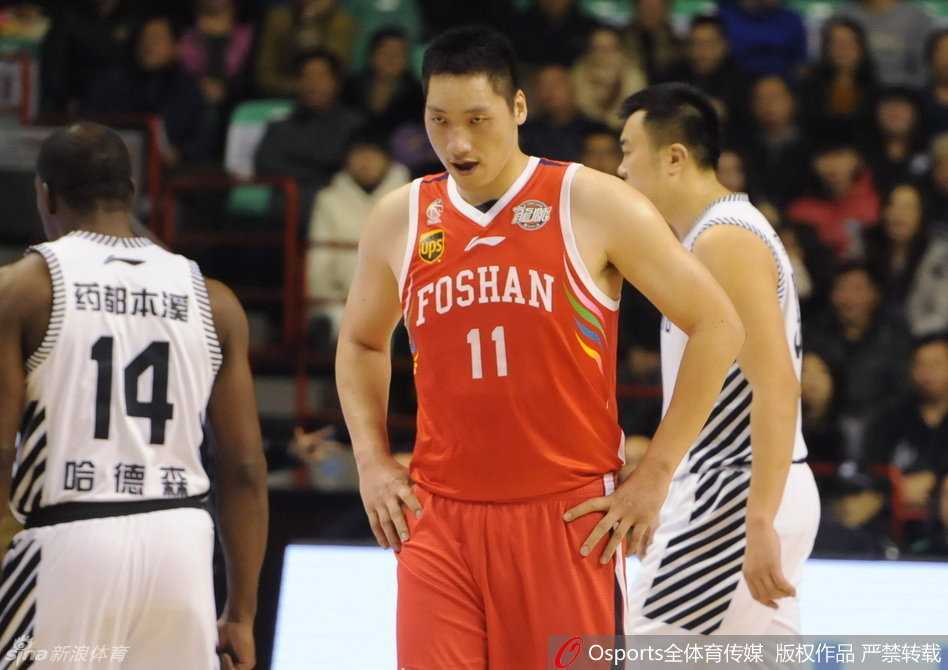 辽篮往事:那一年,他们拼尽全力的热血赛场 郭艾伦像一道白色闪电撕裂防守,眼中燃烧着对胜利的渴望,每一次突破都带着东北汉子的果决与霸气。