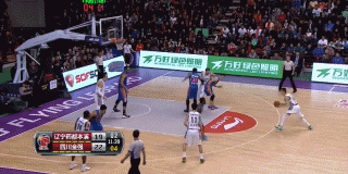 郭艾伦快速运球穿越半场，眼神观察着队友跑位，一个背后运球准备过掉防守人