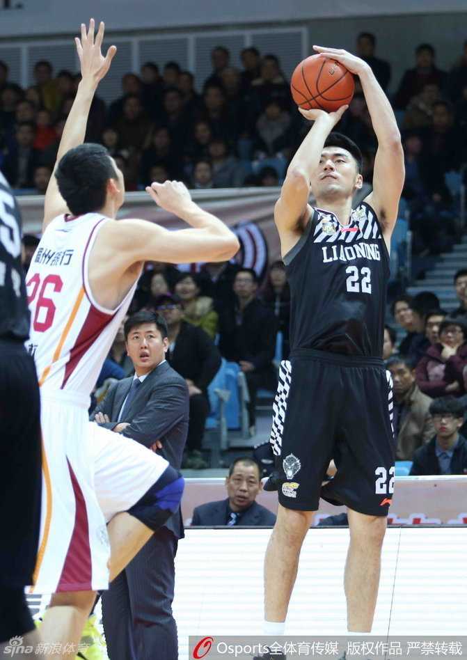 辽篮往昔峥嵘岁月稠:黑白双雄与本土尖兵的冠军拼图 低调的“国产魔兽”李晓旭,在三分线外架起炮台,他坚毅的目光直视篮筐,出手的篮球在空中划出一道精准的弧线,这是他除了篮板保护外又一杀人利器。