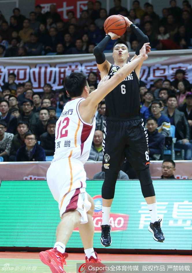 辽篮往昔峥嵘岁月稠:黑白双雄与本土尖兵的冠军拼图 外援对决高潮迭起,哈德森如灵猫般穿梭于防守缝隙中,他迎着补防球员高高跃起,指尖轻柔地将球送向篮筐,完成一次精彩的上篮。