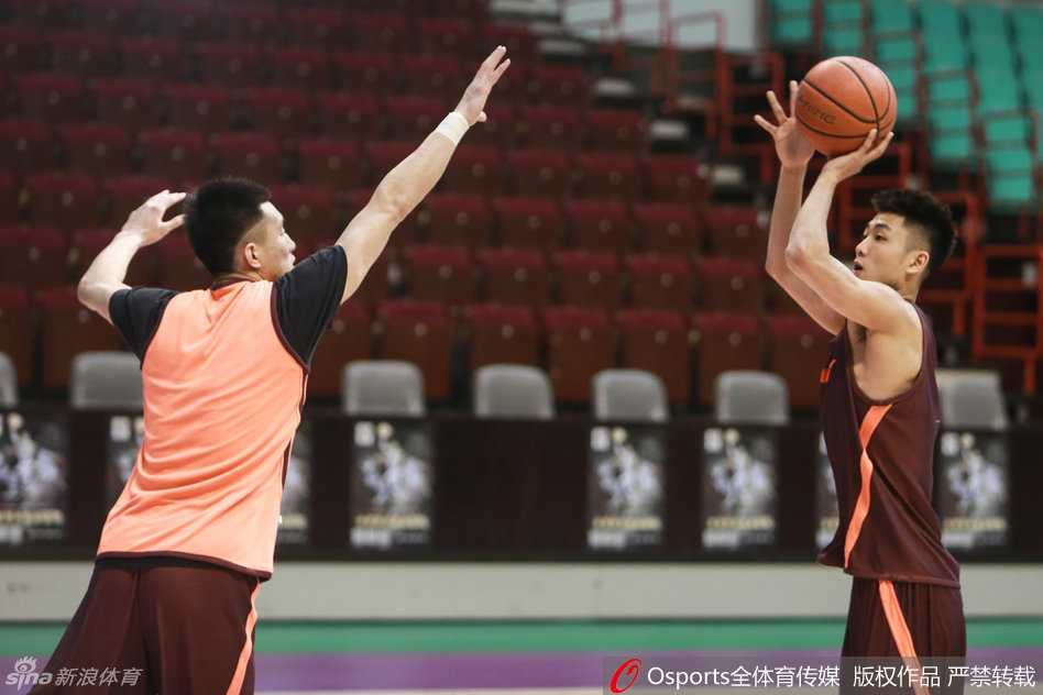 辽宁队当家后卫郭艾伦在训练中神态轻松，嘴角带笑，运球跨越半场，丝毫不见大战前的紧张情绪。