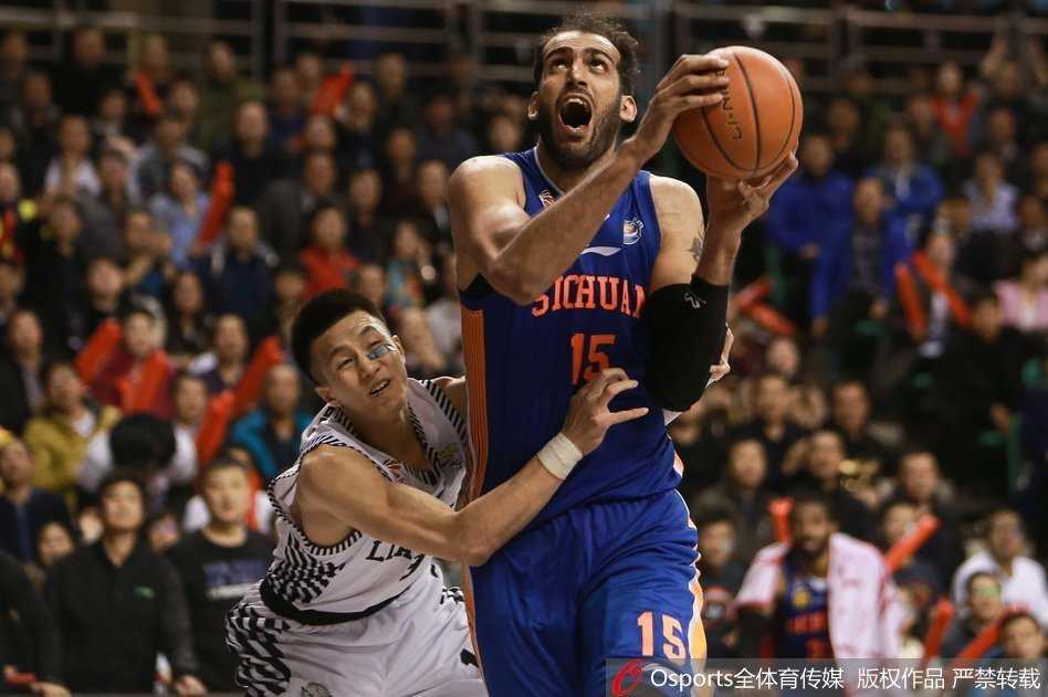 辽篮总决赛惊魂时刻:群星闪耀缔造经典对决 哈德森在严密防守下毫无惧色,高高跃起干拔三分,皮球划过一道完美弧线直钻网窝,仿佛时间都已静止。