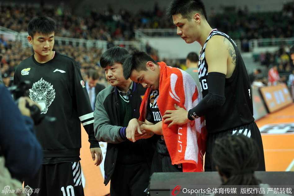 辽篮新星陨落三晋大地 赵继伟肩膀重伤悲情退场 队医和队友迅速围成最坚固的人墙,试图保护倒地不起的赵继伟,赛场上的空气仿佛在这一刻凝固。