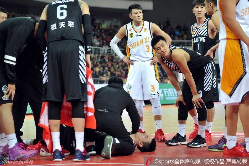 辽篮新星陨落三晋大地 赵继伟肩膀重伤悲情退场 无法承受的剧痛让这位坚强的少年瞬间倒地不起,他单手撑地,肩膀的伤痛让他甚至无法独立站立起来。