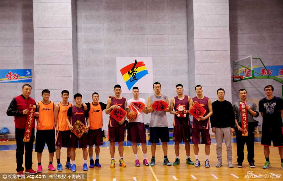 辽篮新春集体贺岁 郭艾伦炫酷发型送祝福 辽宁男篮众将整齐排列,双手高高举起大红福字,每个人脸上都洋溢着灿烂的笑容,喜庆气氛扑面而来。
