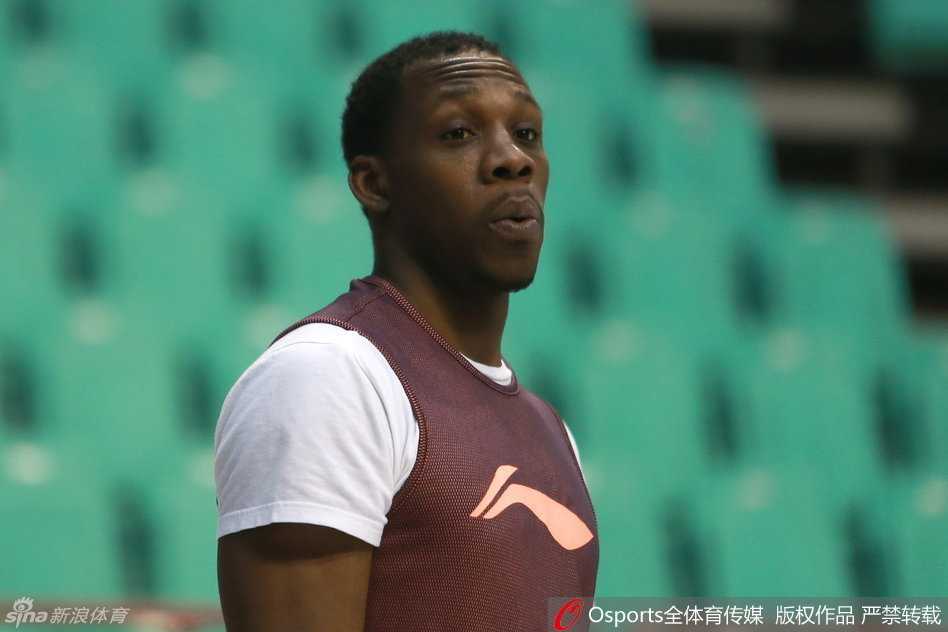 辽篮本溪备战总决赛第二场:郭少戏耍背后传球,哈德森心情大靓 郭艾伦突然玩心大起,不看人背后妙传,皮球如同长了眼睛般飞向队友,这一精妙的戏耍动作引得训练场边一阵喝彩。