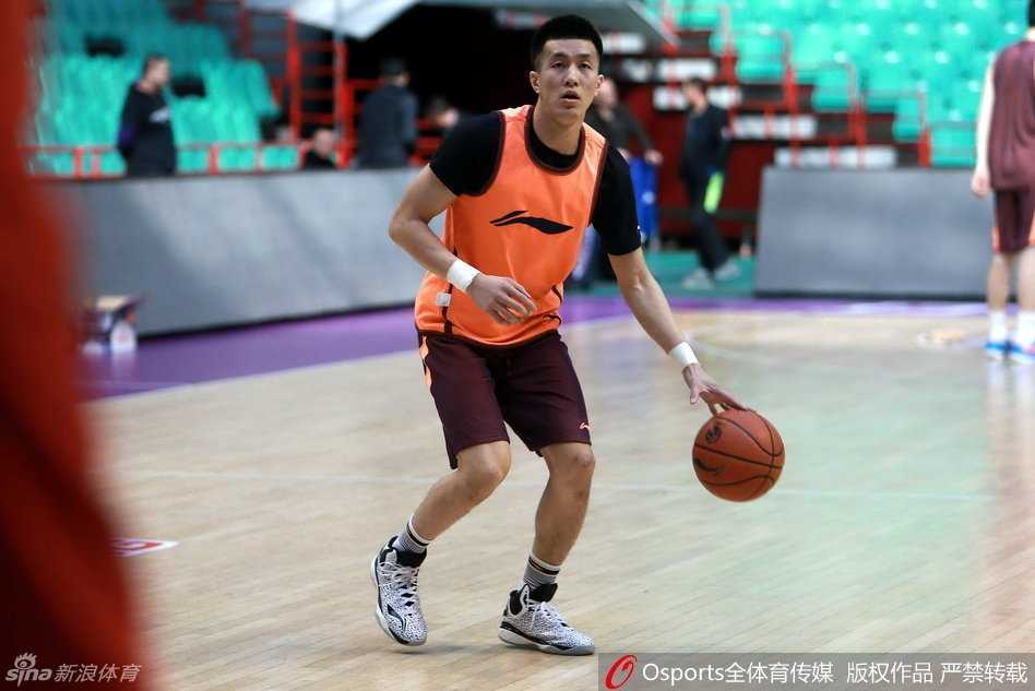 辽篮本溪备战总决赛第二场:郭少戏耍背后传球,哈德森心情大靓 球队核心郭艾伦一脸严肃,双手娴熟地运球穿越半场,眼神中透露出猎豹般的敏锐,他在为晚上的突围精心热身。