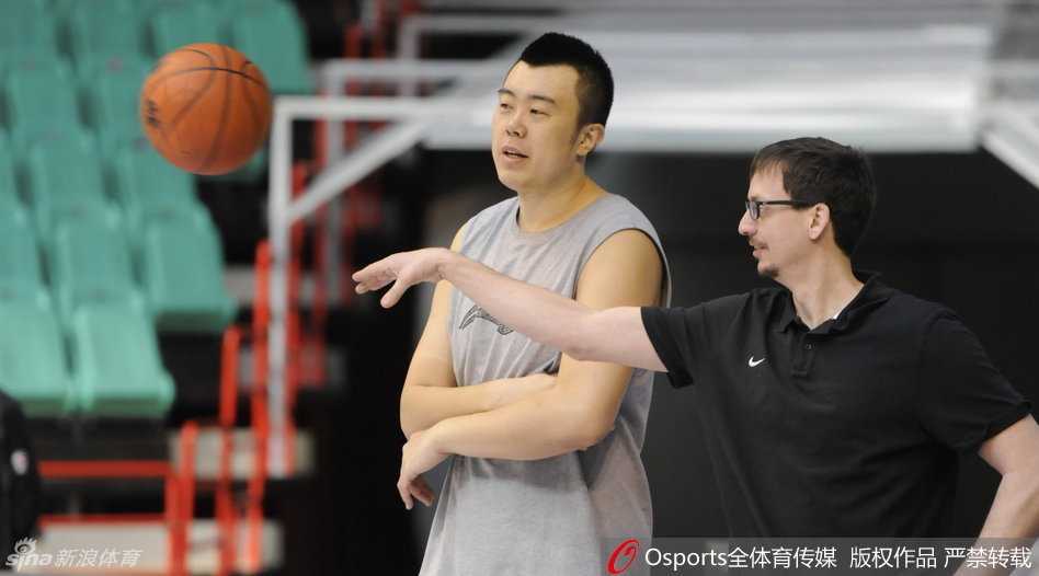 辽篮本溪备战总决赛第二场:郭少戏耍背后传球,哈德森心情大靓 神射手贺天举神情专注,在三分线外一次次干拔跳投,篮球划出美妙弧线空心入网,他在为晚上的狙击战储备准星。