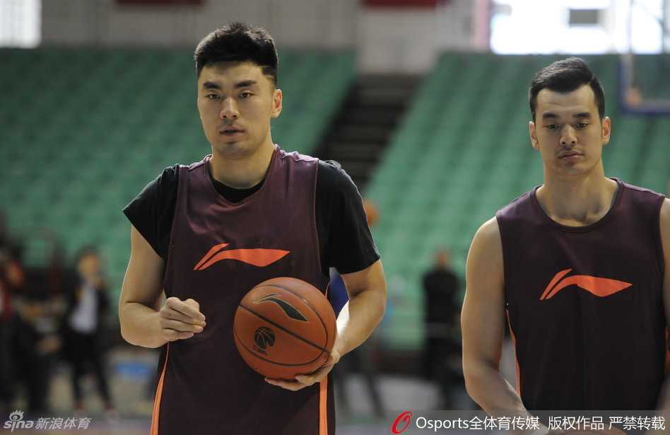 辽篮本溪备战总决赛第二场:郭少戏耍背后传球,哈德森心情大靓 郭艾伦完成最后一组投篮练习,大口喝着水准备退场,而远处的主帅郭士强已被记者长枪短炮团团围住,大战气息扑面而来。