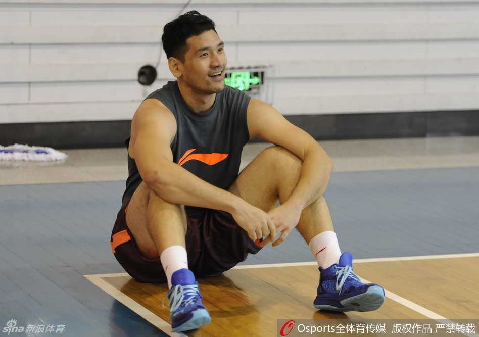 辽篮海拔引围观,苏伟笑答听领导——直击CBA北区体测众生相 江苏队老将陈磊在测试后疲惫地坐在场边,汗水湿透了球衣,眼神中带着完成一项艰巨任务后的释然。