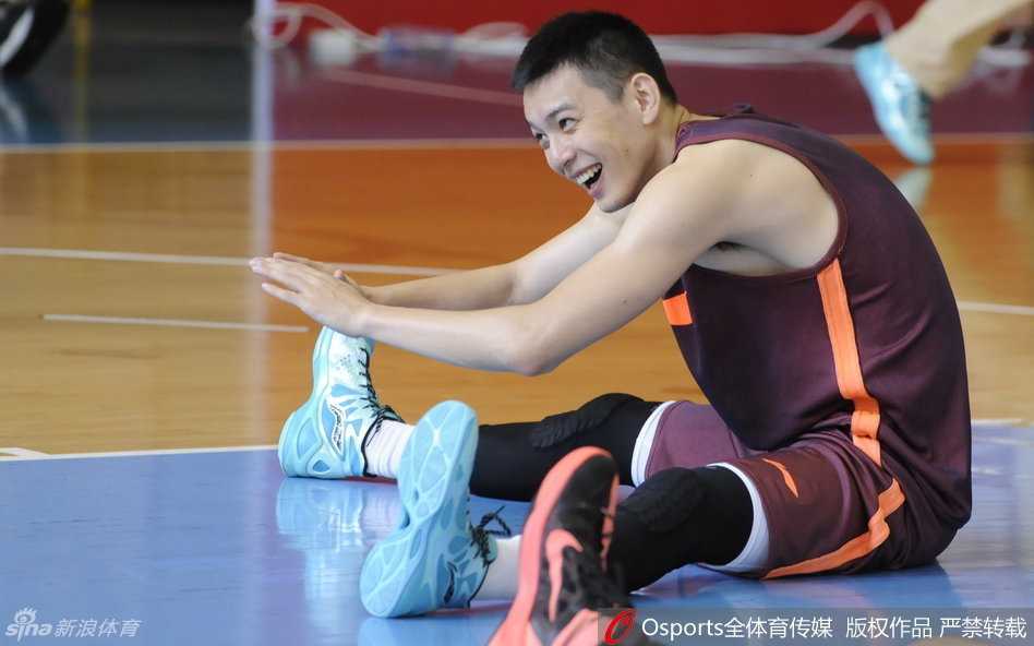 辽篮海拔引围观,苏伟笑答听领导——直击CBA北区体测众生相 辽宁男篮队长杨鸣正在进行拉伸准备,他的动作舒展,神情专注,为接下来的残酷测试做着最后的准备。