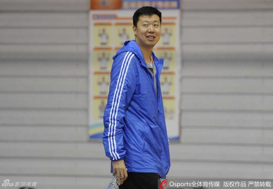 辽篮海拔引围观,苏伟笑答听领导——直击CBA北区体测众生相 吉林队球员钟诚在强度投篮测试中投篮不中,未能达标,他懊恼地双手抱头,神情沮丧。