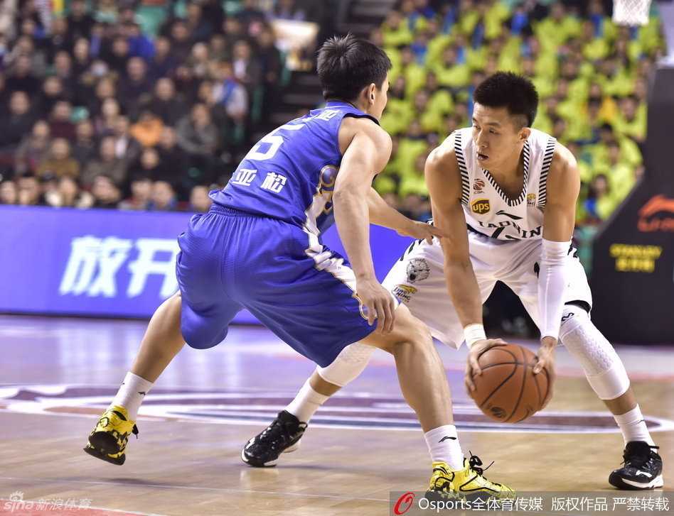 辽宁当家控卫郭艾伦如闪电般持球突破，他压低重心加速过掉防守人，眼神中透露出与年龄不相符的冷峻与杀气。