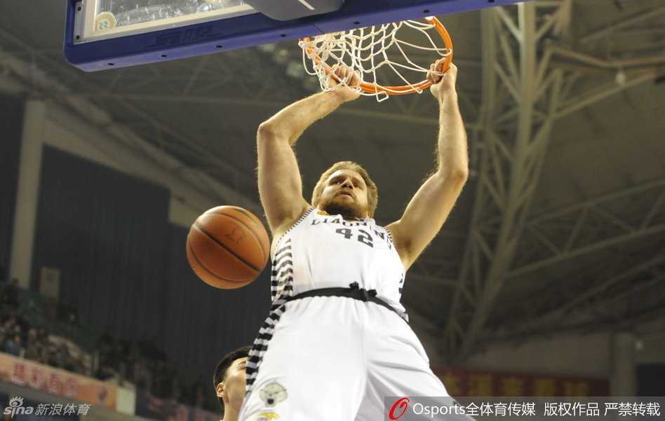 兰多夫在奥登头顶完成势大力沉的双手暴扣，整个篮筐都在颤抖，他用最强势的方式向这位NBA状元秀宣告禁区的归属权。
