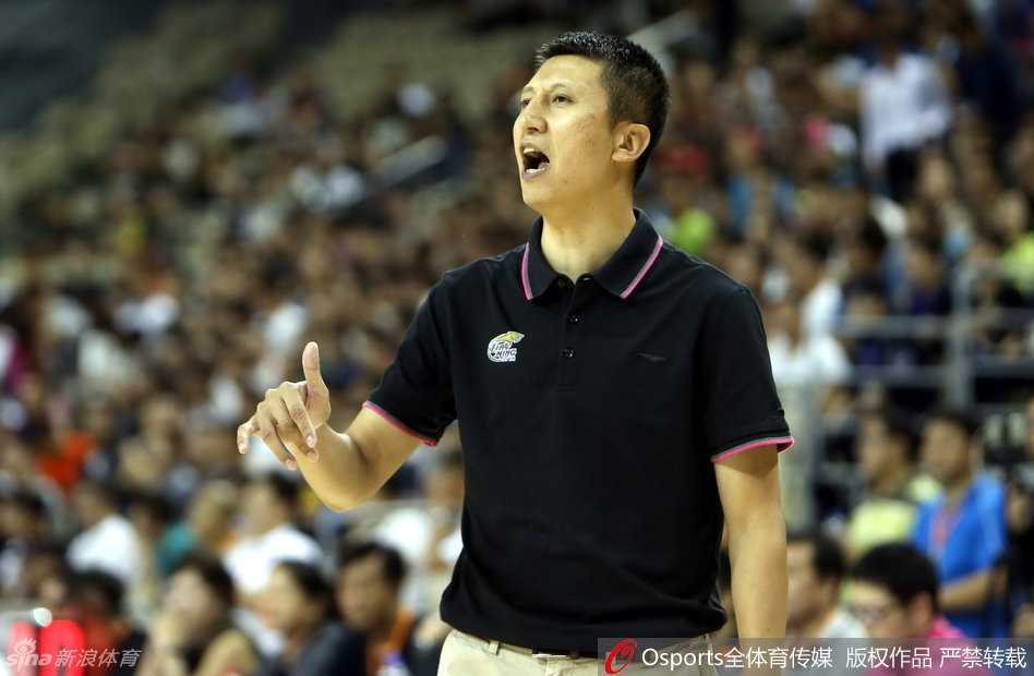 少帅郭士强难掩心中焦急，他站在场边挥舞双臂，仿佛要将场上的每一次战术变化都亲手拨乱反正，眼神紧盯着篮下的每一次卡位。