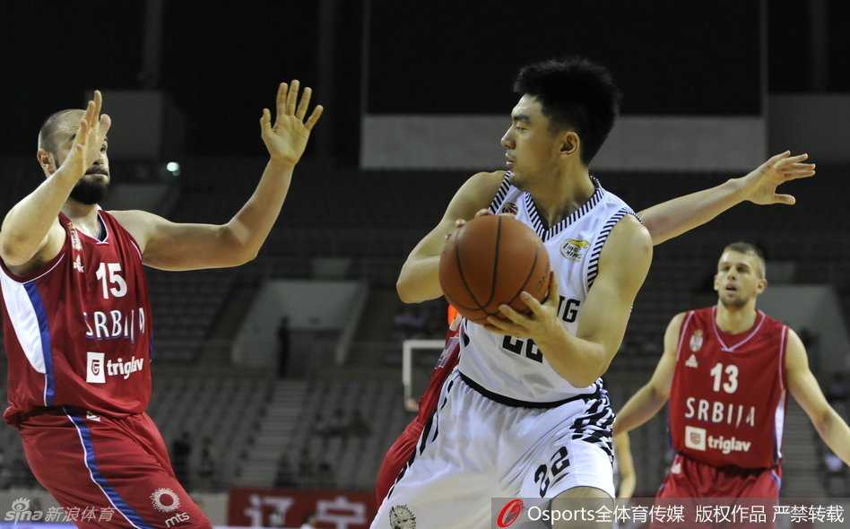 李晓旭在低位卡位要球，他张开双臂用身体顶住身后的防守者，两人肌肉紧绷，正在进行一场激烈的篮下位置争夺战。