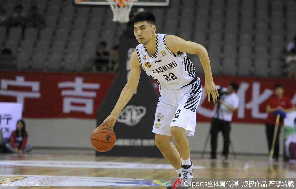 韩德君在篮下接到李晓旭的妙传后，利用宽厚的身体顶开防守，柔和地将球抛向篮筐，防守队员只能望球兴叹，整个进攻配合行云流水。