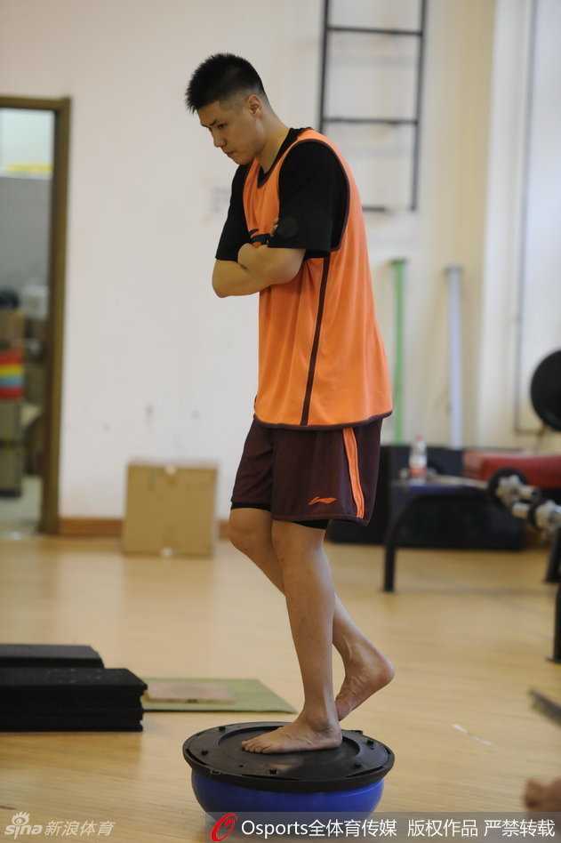 伤愈复出的贺天举在训练中积极跑动，尽管动作略显谨慎，但投篮手感依旧柔和，宣告着他的强势回归。