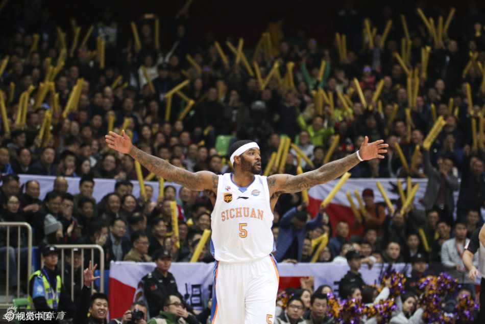 辽篮苦主相逢夜 郭少率队复仇四川 陈晓东在主场严阵以待,目光如炬地盯着辽宁队的每一次跑位