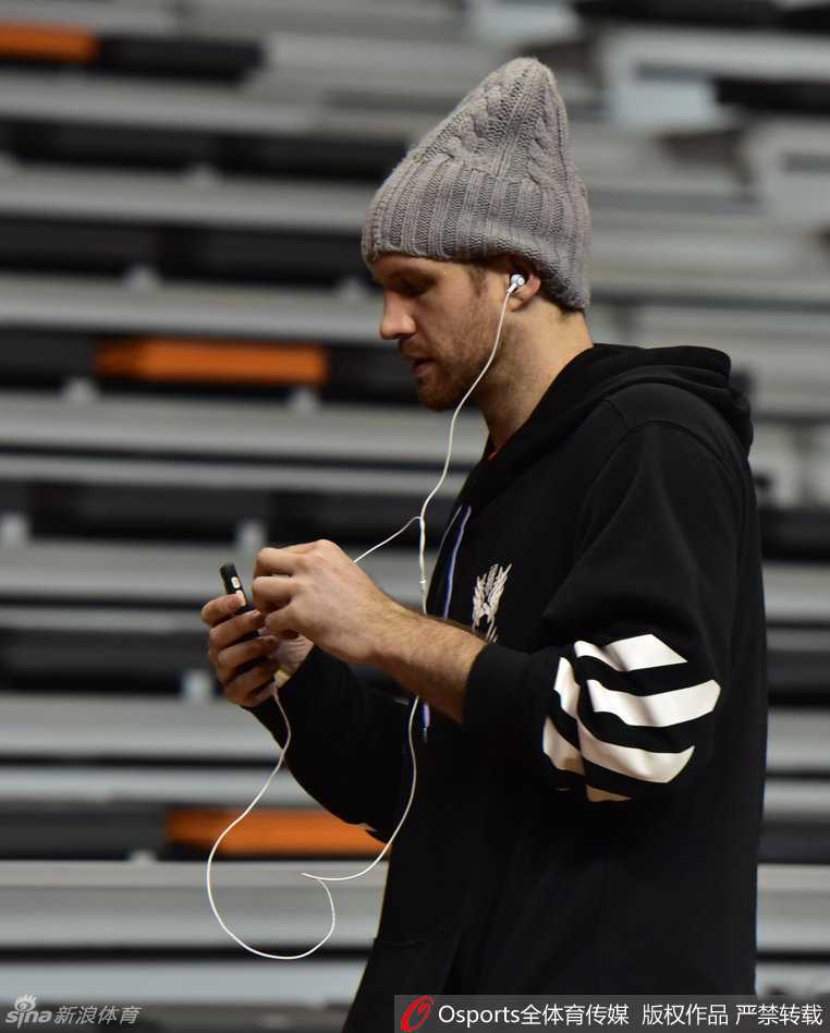 辽篮莞城蓄力半决赛,郭艾伦三分苦练待绽放 辽宁男篮全队热身训练气氛活跃,球员们围成一圈进行拉伸,脸上写满了对比赛的渴望,整个团队如同一部精密运转的战车,蓄势待发。