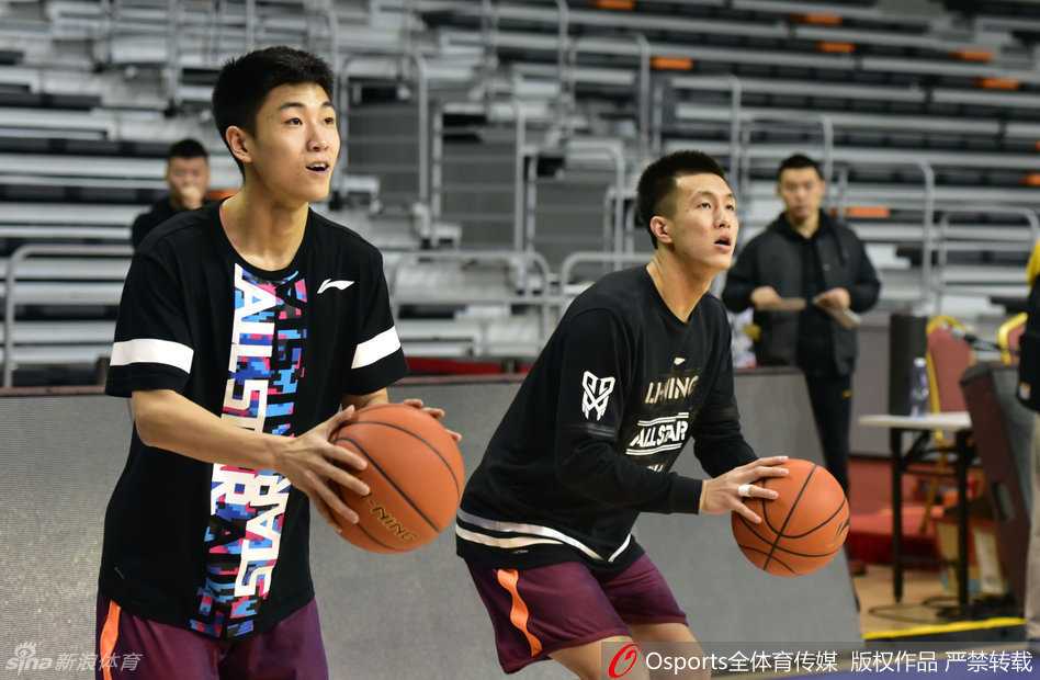 辽篮莞城蓄力半决赛,郭艾伦三分苦练待绽放 核心后卫郭艾伦眼神坚毅,在投篮训练中汗水浸湿了球衣,每一次出手都仿佛在雕刻着胜利的轨迹,专注得让人不忍打扰。