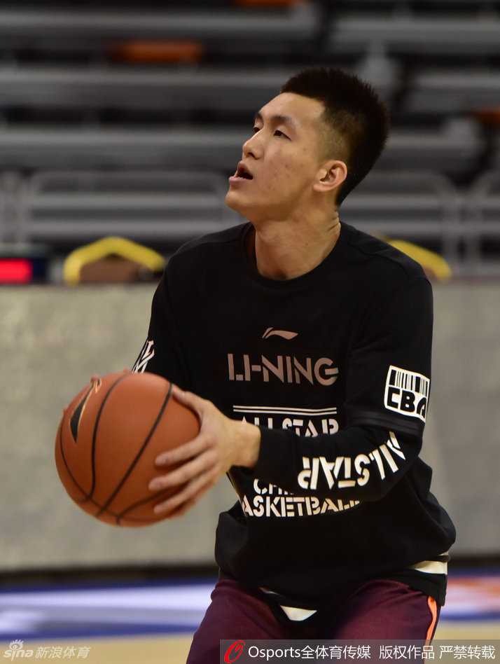 辽篮莞城蓄力半决赛,郭艾伦三分苦练待绽放 大外援兰多夫在训练间歇表情格外轻松,他一边咀嚼着口香糖一边与队友说笑,仿佛即将到来的恶战不过是一场寻常的聚会,这份淡定也感染着身边的年轻人。