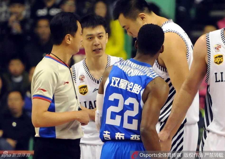 杨鸣眼神凌厉，愤怒地冲向裁判理论，双手用力比划着表达对这次吹罚的强烈不满，场边的辽宁球迷也纷纷起立表示抗议。