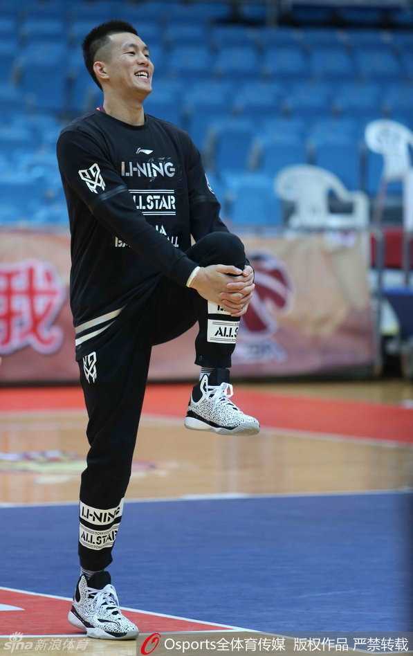 郭艾伦笑容满面轻松热身，眼神中透露出大场面球员的自信，仿佛在说季后赛我也游刃有余。