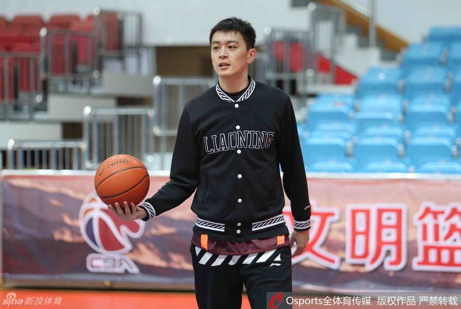 主教练郭士强双手插兜场边沉思，目光如炬注视着弟子们的一举一动，心中早已谋划着季后赛的攻防棋局。