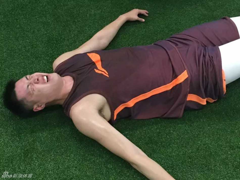 康复师正在用独特的手法为贺天举放松腰部肌肉，他趴在理疗床上，神情放松，对治疗充满信任。