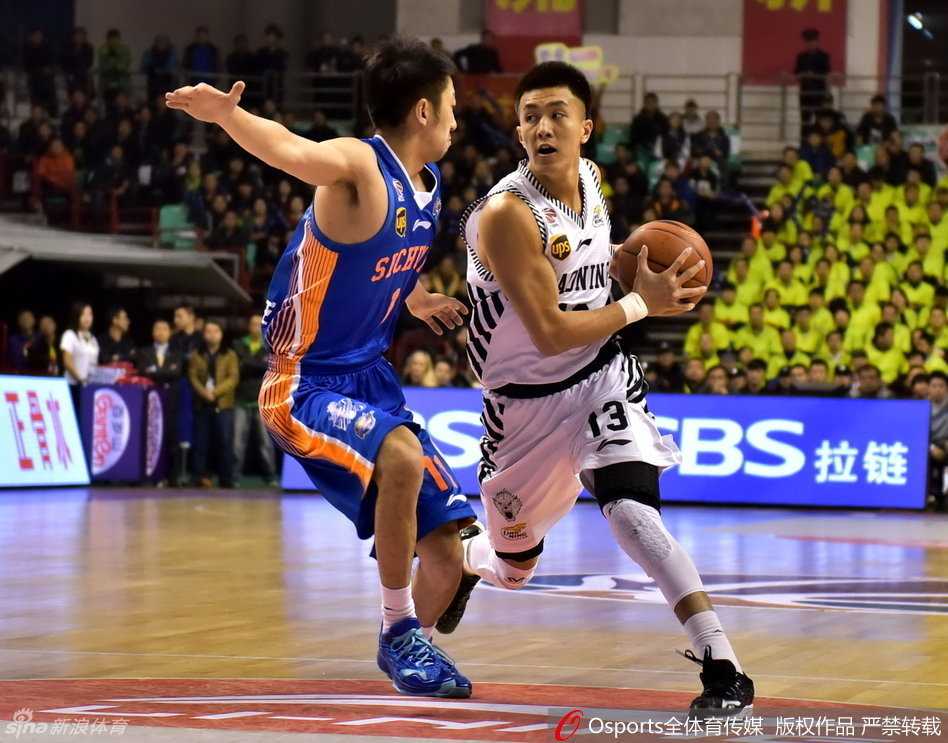 辽篮鏖战记:功夫熊猫单防亚洲第一中锋,郭少穿花戏法哈达迪 哈德森迎着防守人强行三分出手,皮球离手瞬间,自信已写在他飞扬的眉梢。