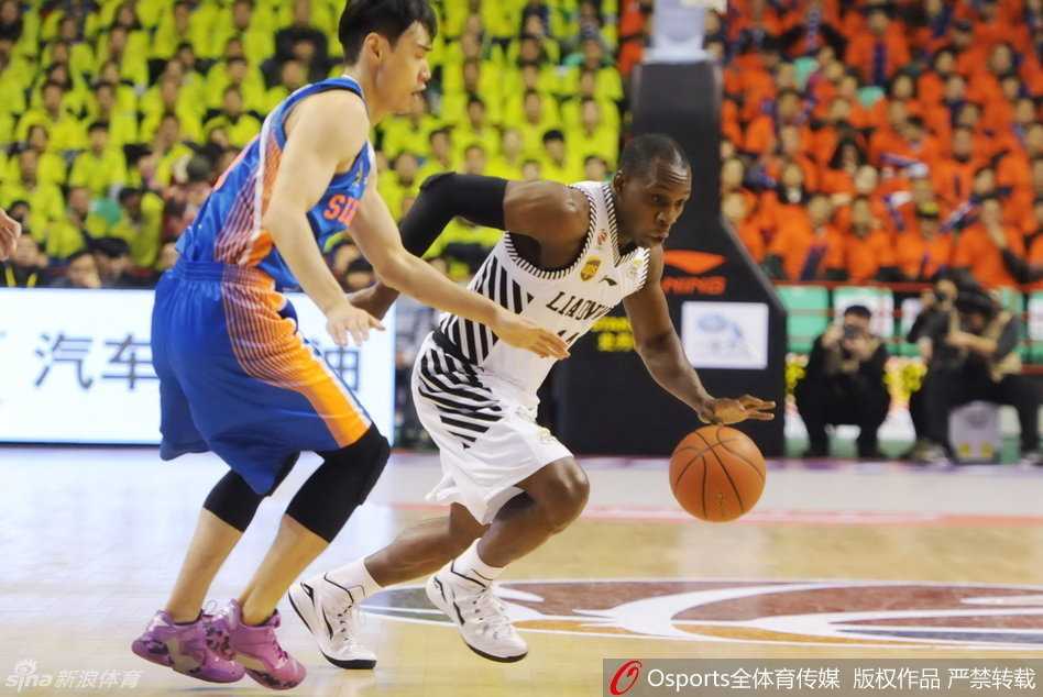 辽篮鏖战记:功夫熊猫单防亚洲第一中锋,郭少穿花戏法哈达迪 哈达迪全力背身强打李晓旭,肌肉紧绷,试图用力量撕开辽宁的防线。