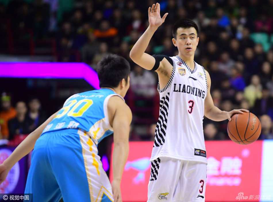 辽篮铁血岁月:韩德君的篮下擎天与郭艾伦的灵动娇影 赵继伟冷静组织进攻,手指向战术落位,眼中透露着超越年龄的成熟